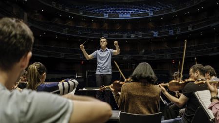 El compositor dirige a una orquesta de 72 músicos.
