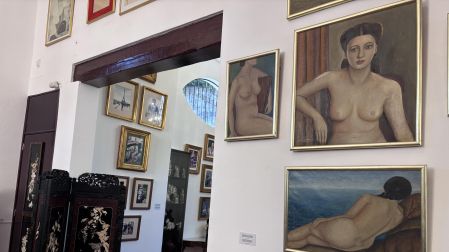 Entre las piezas que se exhiben hay varios desnudos.