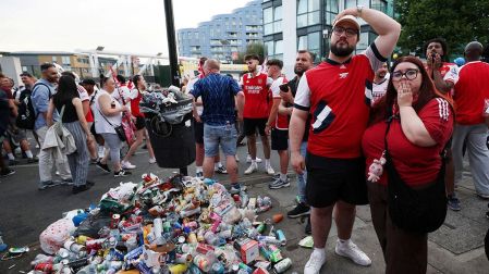 Rostros cabizbajos en aficionados del Arsenal tras perder la final de la Champions