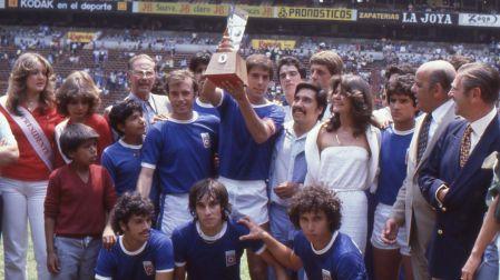Cruz Azul levanta el título de la Copa Presidente 1981 tras vencer a Barcelona y América.