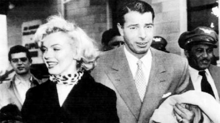 Marilyn es captada con Joe Dimaggio otra de sus parejas sentimentales.