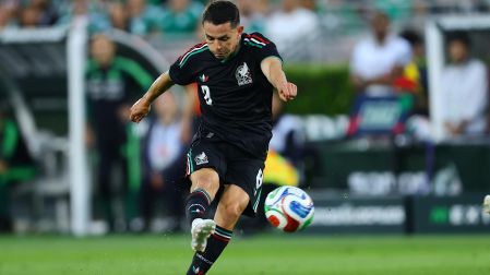 Álvaro Fidalgo jugó 60 minutos ante Australia; su lugar fue tomado por Gilberto Mora.