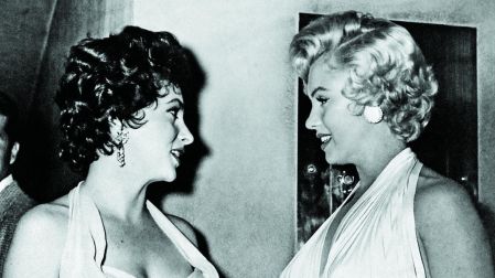 En 1954 con la actriz italiana Gina Lollobrigida durante una gala en un teatro en Nueva York.