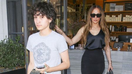 Photo © 2026 Backgrid/The Grosby GroupEXCLUSIVE Los Angeles, CA 23 MARCH 2026Jennifer Lopez enjoyed a special mother-daughter day with Emme in Beverly Hills, taking a well-deserved break from her busy schedule. The pair spent quality time together, starting with lunch at The Maybourne Beverly Hills Hotel before heading to a nearby hair salon.Lopez looked effortlessly chic in a black dress paired with flats and a stylish mini bag, while Emme kept it casual in a gray tee, denim shorts, and a cap. The outing captured a series of sweet, relaxed moments as the two embraced their time together away from the spotlight.***Jennifer Lopez disfrutó de un día especial de madre e hija con Emme en Beverly Hills, tomando un merecido descanso de su apretada agenda. La pareja pasó tiempo de calidad juntas, comenzando con un almuerzo en el hotel The Maybourne Beverly Hills antes de dirigirse a un salón de belleza cercano.Lopez lucía chic sin esfuerzo con un vestido negro combinado con flats y un elegante bolso pequeño, mientras que Emme mantuvo un estilo casual con una camiseta gris, shorts de mezclilla y una gorra. La salida capturó una serie de momentos dulces y relajados mientras ambas disfrutaban su tiempo juntas lejos del foco público.