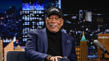 La historia de por qué Morgan Freeman lleva aretes de oro