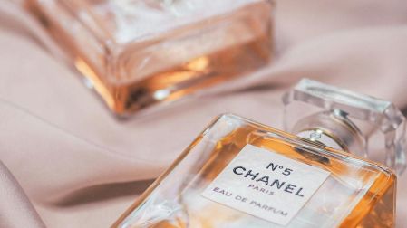 Un accidente químico habría sido clave en la creación del legendario Chanel N°5.