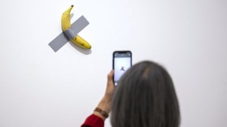 Comedian causó sensación en el museo de Mets.