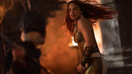 Camila Mendes como Teela en Amos del Universo.