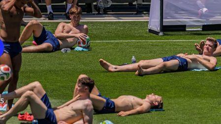 Jugadores de Noruega descansan durante una sesión de aclimatación en Greensboro, Carolina del Norte, como parte de su preparación para las altas temperaturas que podrían enfrentar en el Mundial 2026.