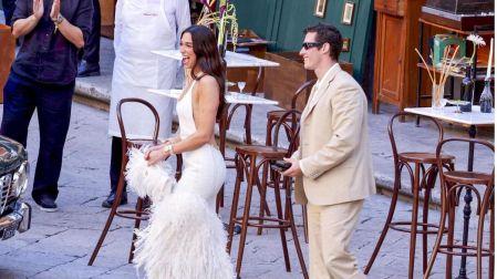 Dua complementó el look con un bolso de plumas y joyas de alta gama de Bulgari.