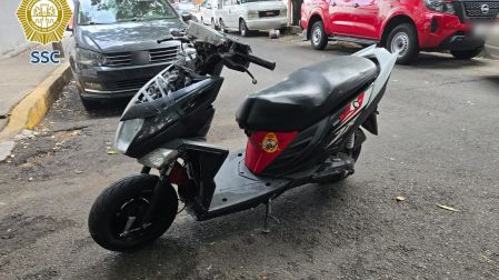 La motocicleta utilizada para la huida no portaba placas de circulación, por lo que también fue asegurada