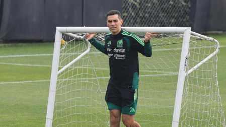 Rafael Márquez, entusiasta al dirigir el inicio de la sesión matutina en el CAR.