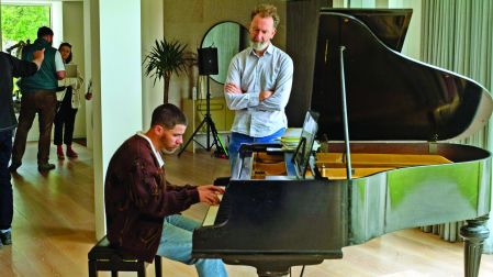 Nick Jonas y el director John Carney.