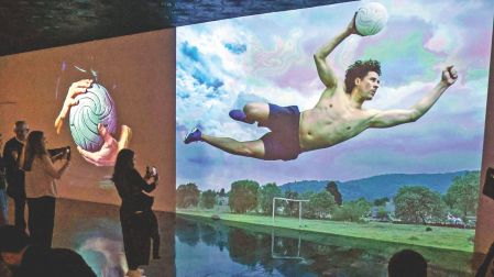 Una de las figuras que aparece en esta muestra es la del portero Guillermo Ochoa.