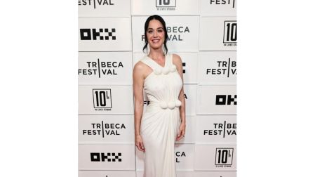 Katy robó miradas con un sofisticado vestido blanco vintage de Lanvin que se convirtió en uno de los looks más comentados.