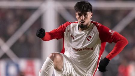 Kevin Lomónaco en un partido con Independiente