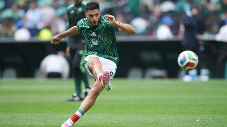 Raúl Jiménez durante el calentamiento de México previo al partido inaugural del Mundial 2026.