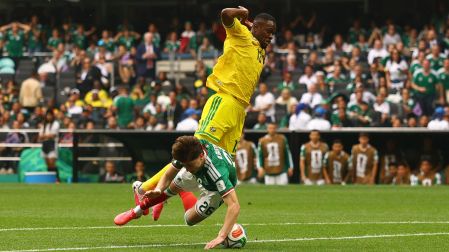 Sphephelo Sithole es expulsado en el 49' por falta sobre Brian Gutiérrez
