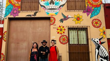 El turismo que llega a Jalatlaco busco los murales para tomar fotografías.