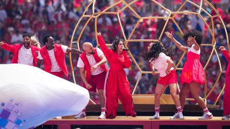 ¿Quién es Alessia Cara, cantante que salió rodeada de animales en show del Mundial en Canadá?