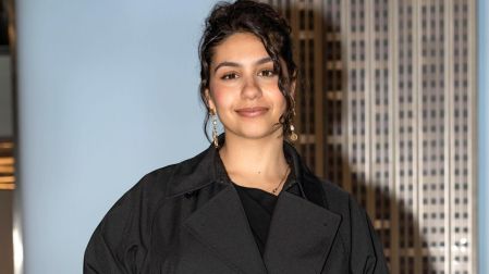 ¿Quién es Alessia Cara, cantante que salió rodeada de animales en show del Mundial en Canadá?