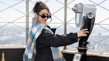 ¿Quién es Alessia Cara, cantante que salió rodeada de animales en show del Mundial en Canadá?