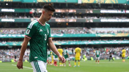 El defensa mexicano César Montes salió expulsado en el debut ante Sudáfrica