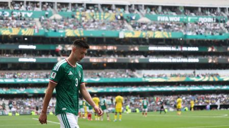 El defensa mexicano César Montes salió expulsado en el debut ante Sudáfrica