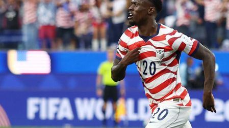 Folarin Balogun convirti´el 2-0 y 3-0 de Estados Unidos en el primer tiempo frente a Paraguay.