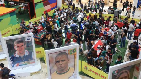 Un centenar de fanáticos esperó la apertura de la Experiencia Panini GDL en Plaza Patria.
