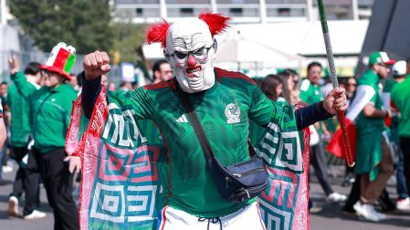 Afueras del Estadio CDMX, se vio a varios aficionados mexicanos portando máscaras de luchadores
