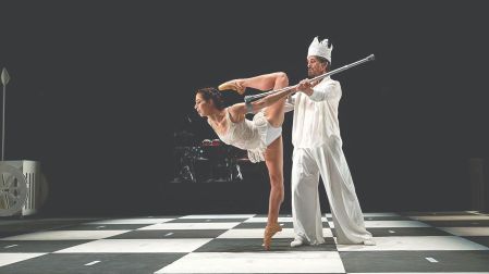 La música en vivo, también improvisada, respira al compás de la partida elevando la tensión y la incertidumbre.