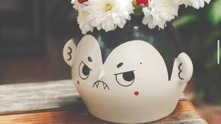 La artista dice que el sarcasmo llega solo a sus creaciones, debido a su sentido del humor.