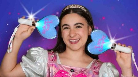 Lara Campos presenta su propio lightstick