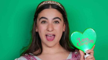 Lara Campos presenta su propio lightstick