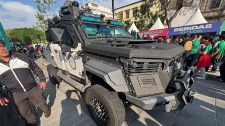 Vehículos blindados también causan emoción en los aficionados.