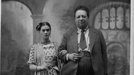 Reproduccion de una fotografia de la boda de Diego Rivera y Frida Kahlo en 1929.