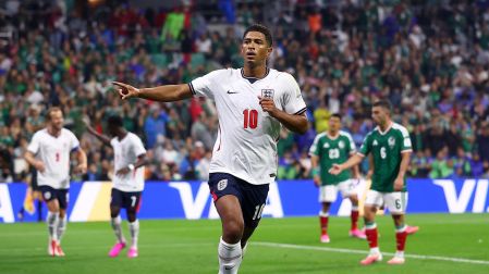 Bellingham anotó un doblete para mantener la ventaja de Inglaterra