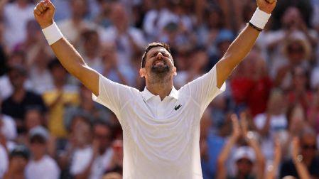 Novak Djokovic celebra su boleto a la siguiente ronda en Wimbledon 2026.