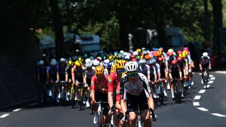 El UAE, equipo de Isaac del Toro, tomó el ritmo del pelotón en el puerto de montaña en Col D’Aspin, de categoría 1
