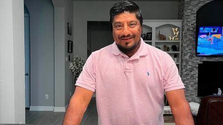 Lorenzo Salgado Araujo, migrante mexicano de 52 años abatido por ICE en Houston, sonriendo frente a su pastel de cumpleaños.