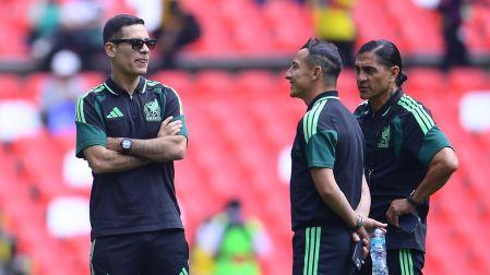 Rafael Márquez y Andrés Guardado en la cancha del Estadio Banorte previo a partido de leyendas entre México y Brasil.