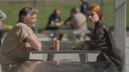 Timothy Olyphant y Anya Taylor-Joy.