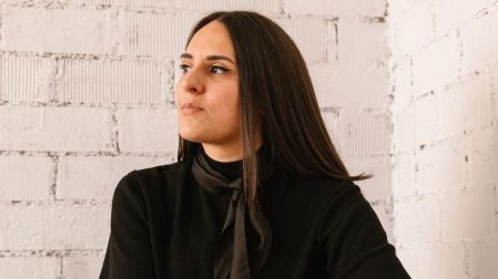 En la novela, Marina es una joven con educación, con trabajo y una estructura familiar.