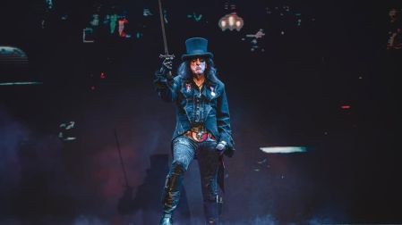 Alice Cooper contribuyó a que el letrero de Hollywood sea lo que es ahora.