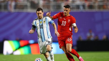 Messi trata de generar jugadas para sua compañeros