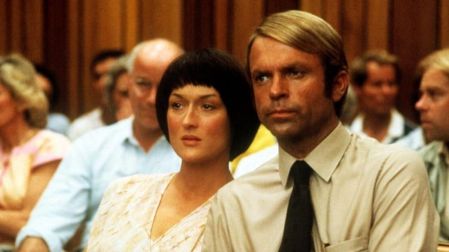 En A Cry in the Dark, Sam Neill comparte pantalla con Meryl Streep para contar la historia real de una pareja que enfrenta un mediático proceso judicial tras la desaparición de su bebé.