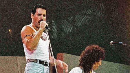 La presentación de Queen en Live Aid, encabezada por Freddie Mercury, es considerada una de las actuaciones en vivo más recordadas de la historia.