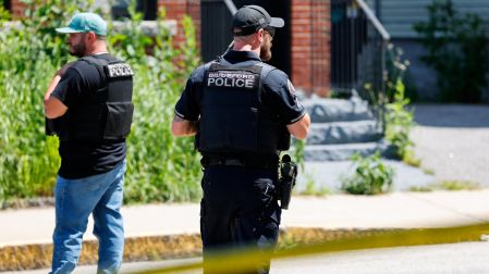Oficial de la policía de Biddeford resguardando la escena del tiroteo fatal que involucró a ICE en Maine.