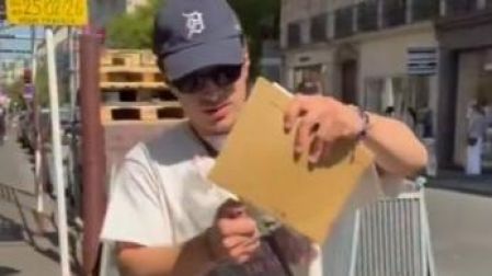 Hudson Williams intenta con poco éxito quemar fotografías de sus fans